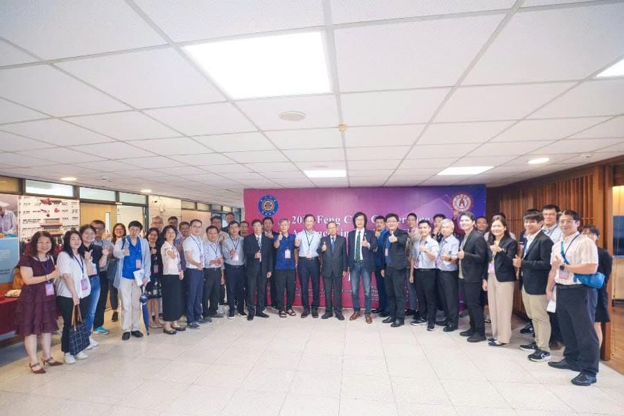 Ảnh tập thể các đại biểu trước phông nền 2023 Feng Chia Conference tại Đại học Feng Chia