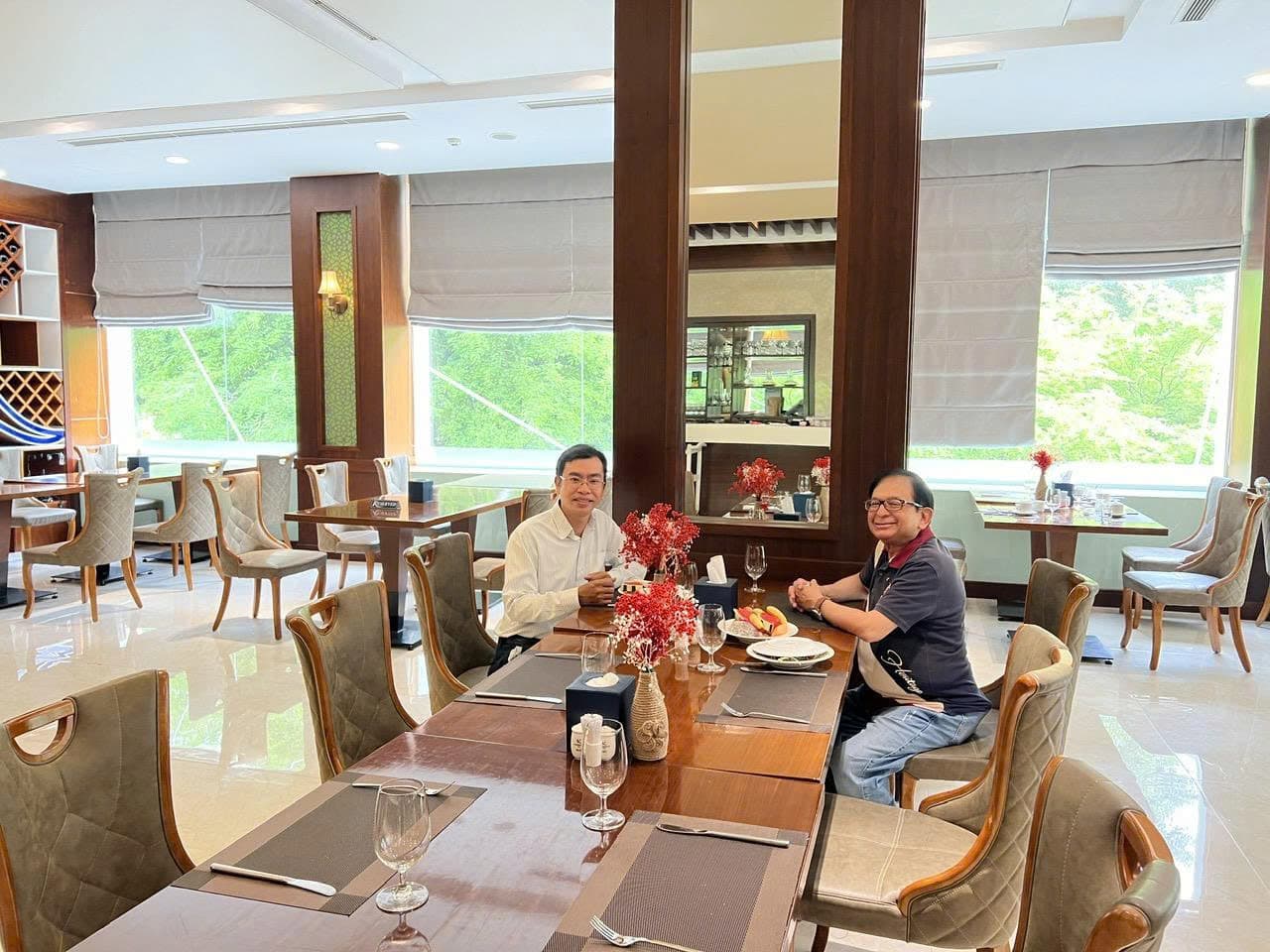 TS. Tam Trinh (bên trái) và GS. Zafar U. Ahmed ngồi trò chuyện bên bàn ăn trong nhà hàng